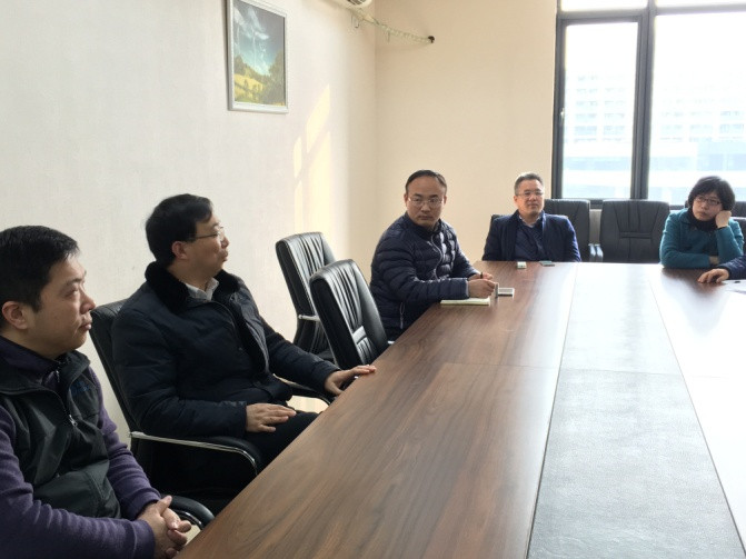 图3william威廉中文官网姜斌院长和电气工程党支部党员们进行讨论和交流_副本.jpg
